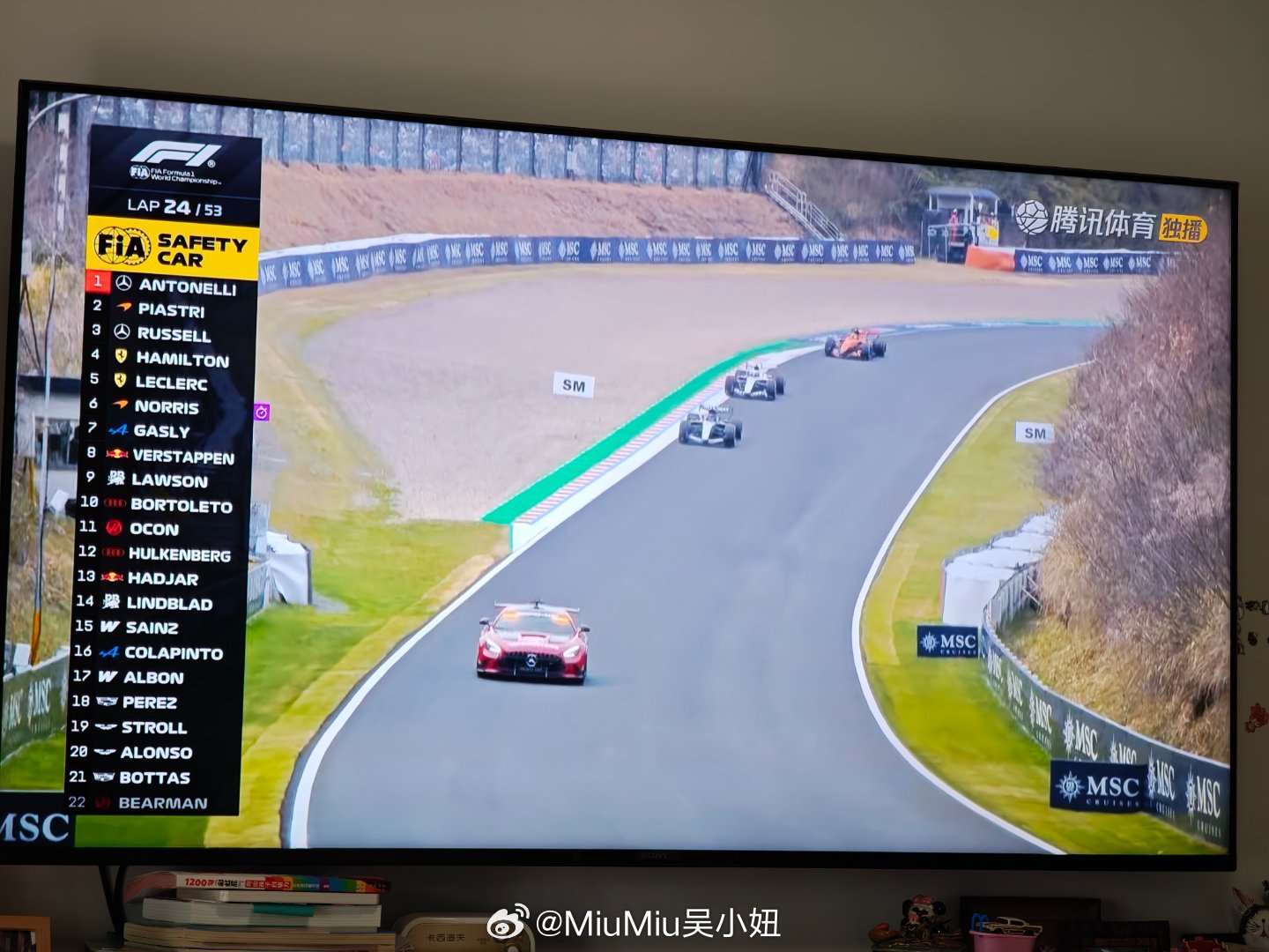 解说在看到皮亚斯特里轻松超维斯塔潘的瞬间：“哎，去年的老对手，今年只能挥一挥手擦