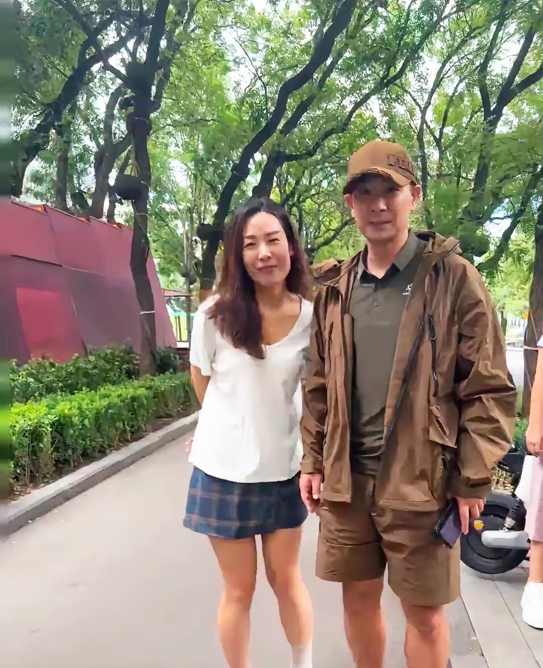 8月22日下午，有网友在北京三里屯撞见赵文卓一家子逛街。53岁的赵文卓穿一身咖色