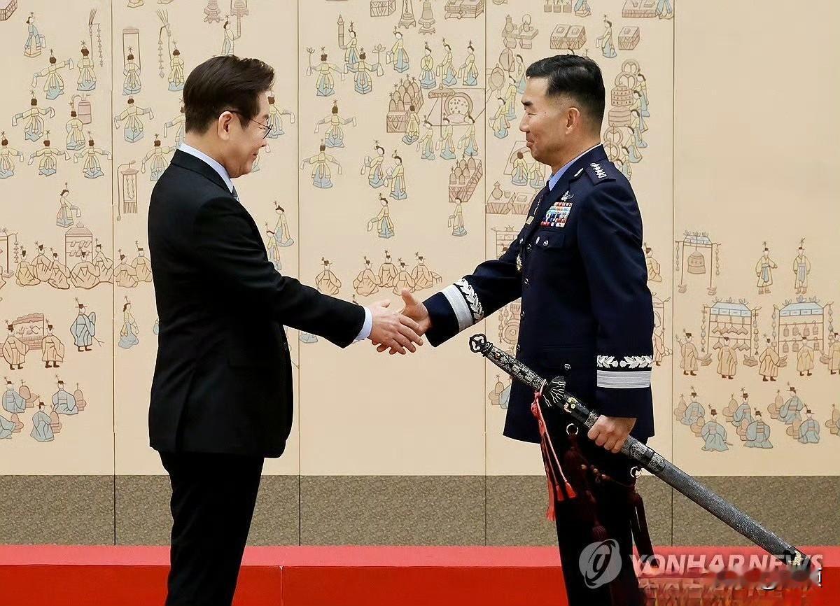 李在明向新晋将领颁授三精剑…三精剑的前身是1980年代全斗焕时期设立的三精刀，最