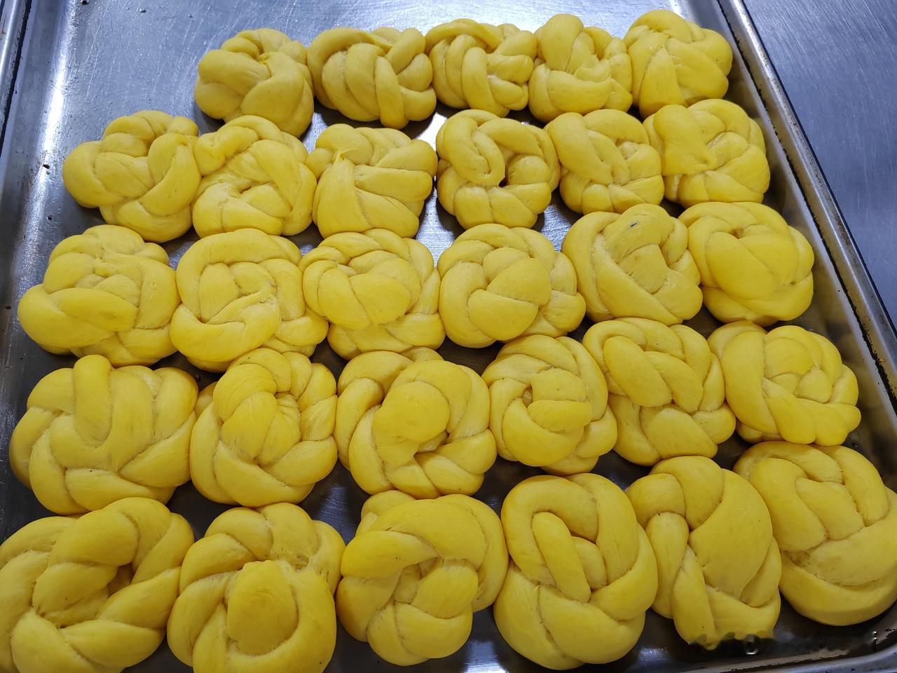 结束了一天的工作，回到房间，充个热水袋，给僵硬的脖子热敷一下，然后躺在床上，慢慢