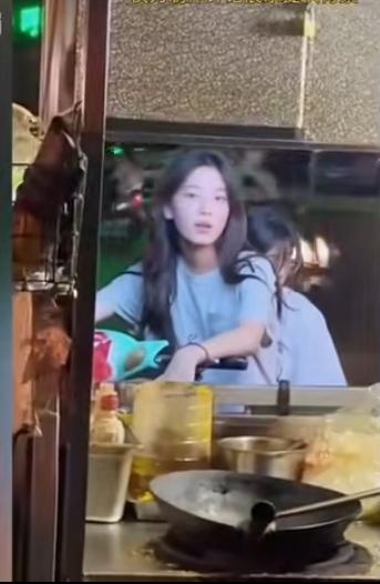 图一，是Tiktok上的一段短视频，是偷拍的，照片中的女孩，是一个中国的女中学生