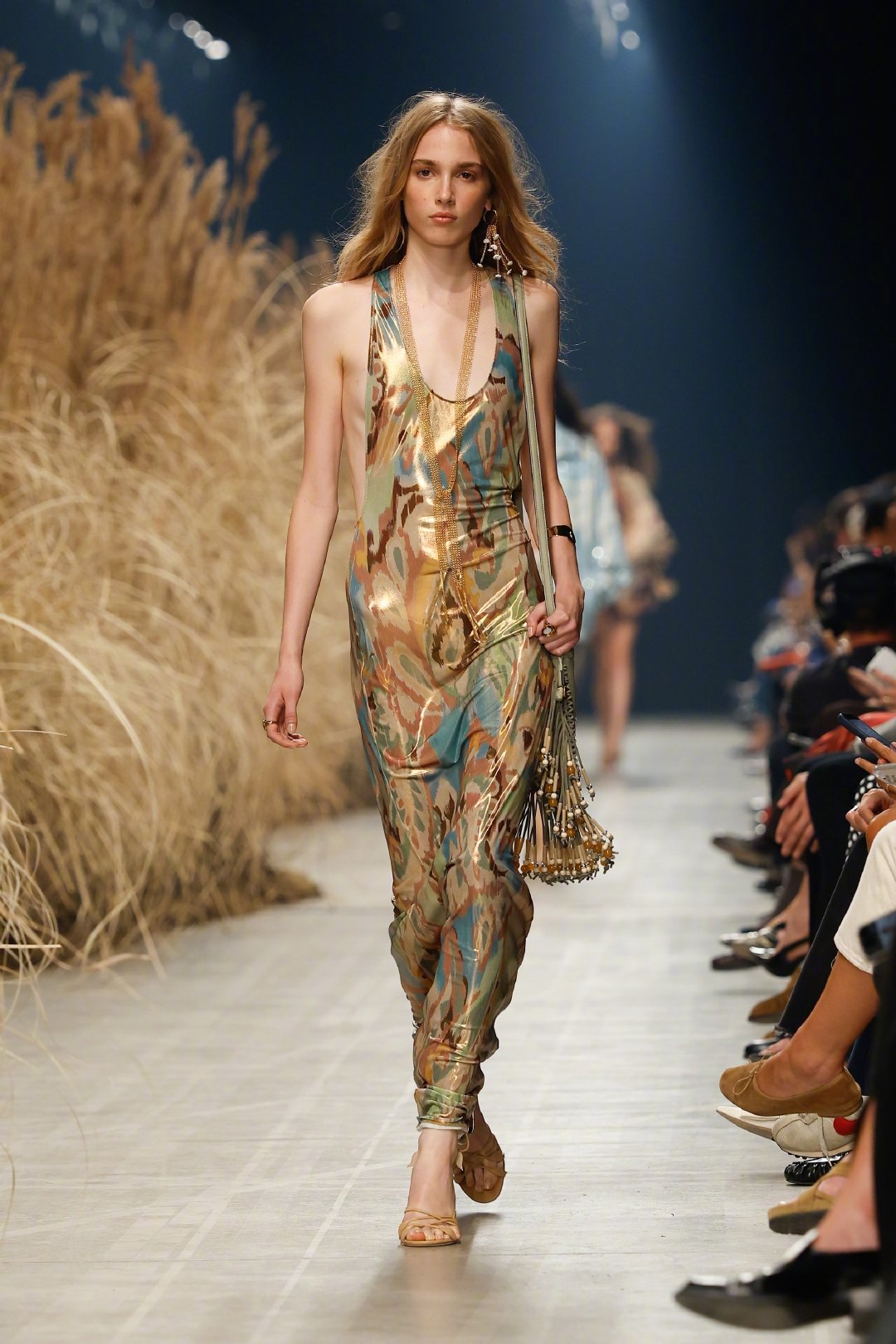 #ELLE带你看时装周#ETRO2027春夏，犹如将明媚阳光穿在了身上。波西米亚的标识性风格在本季变