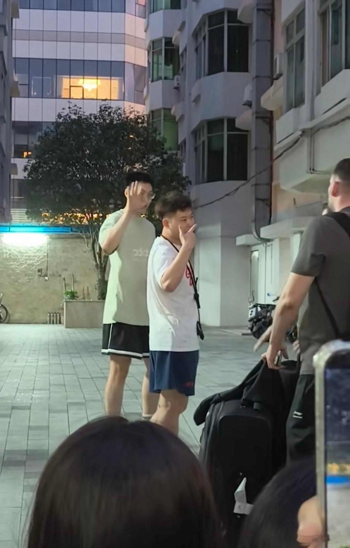 广东宏远外教拉科维奇离队，胡明轩不舍送别，这一幕看哭球迷赛季落幕，离别也悄然来临