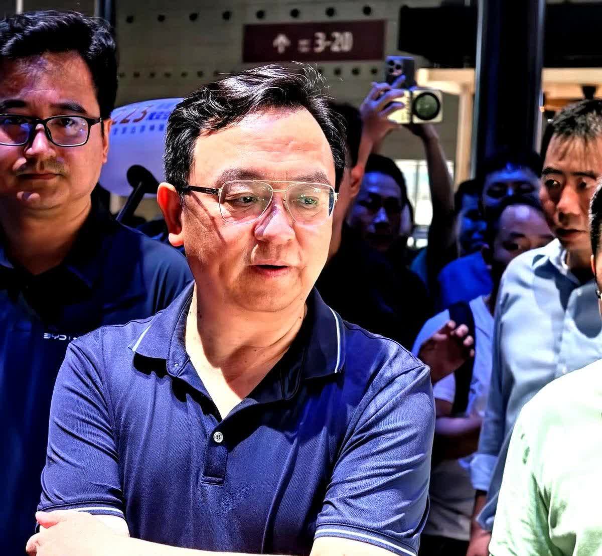 比亚迪为何降价？你们都不清楚最近比亚迪降价这事儿，不少人都盯着电池技术更