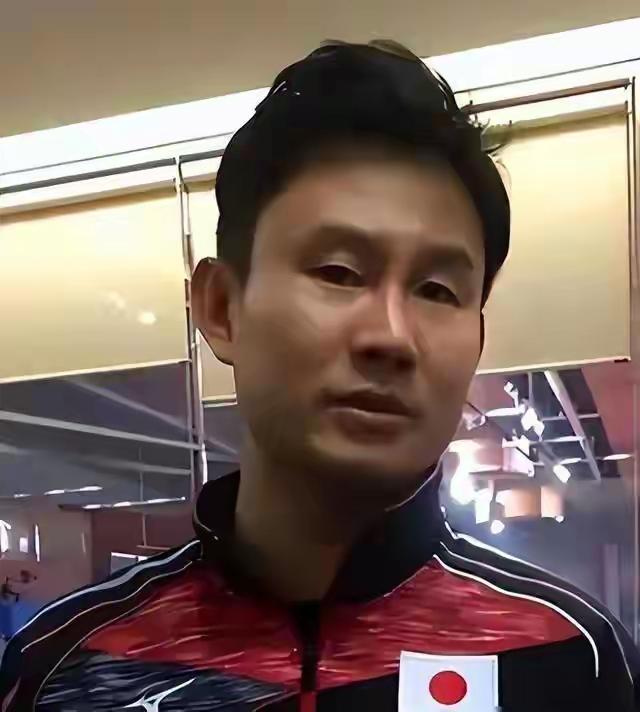 认识这个人吗？日本女乒总教头，但是他是中国人，原名王锐改名中泽锐，原本是