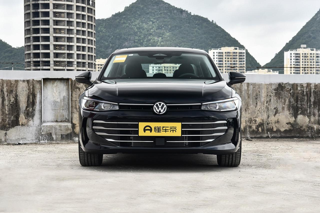 今天在路上偶然间看到了一款崭新的大众车，以为是凌度出新车了呢？回家上网一查原来是