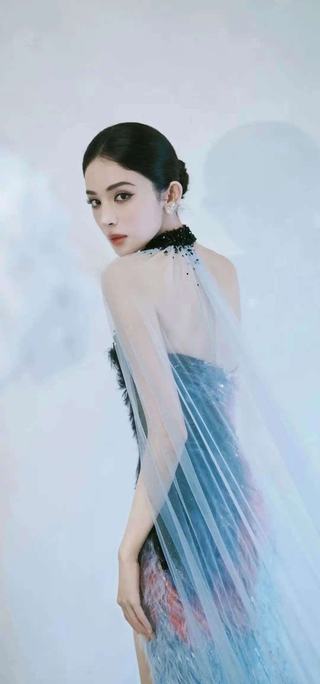 古力娜扎撞色抹胸礼服绝美，完美曲线，美得权威又惊艳​