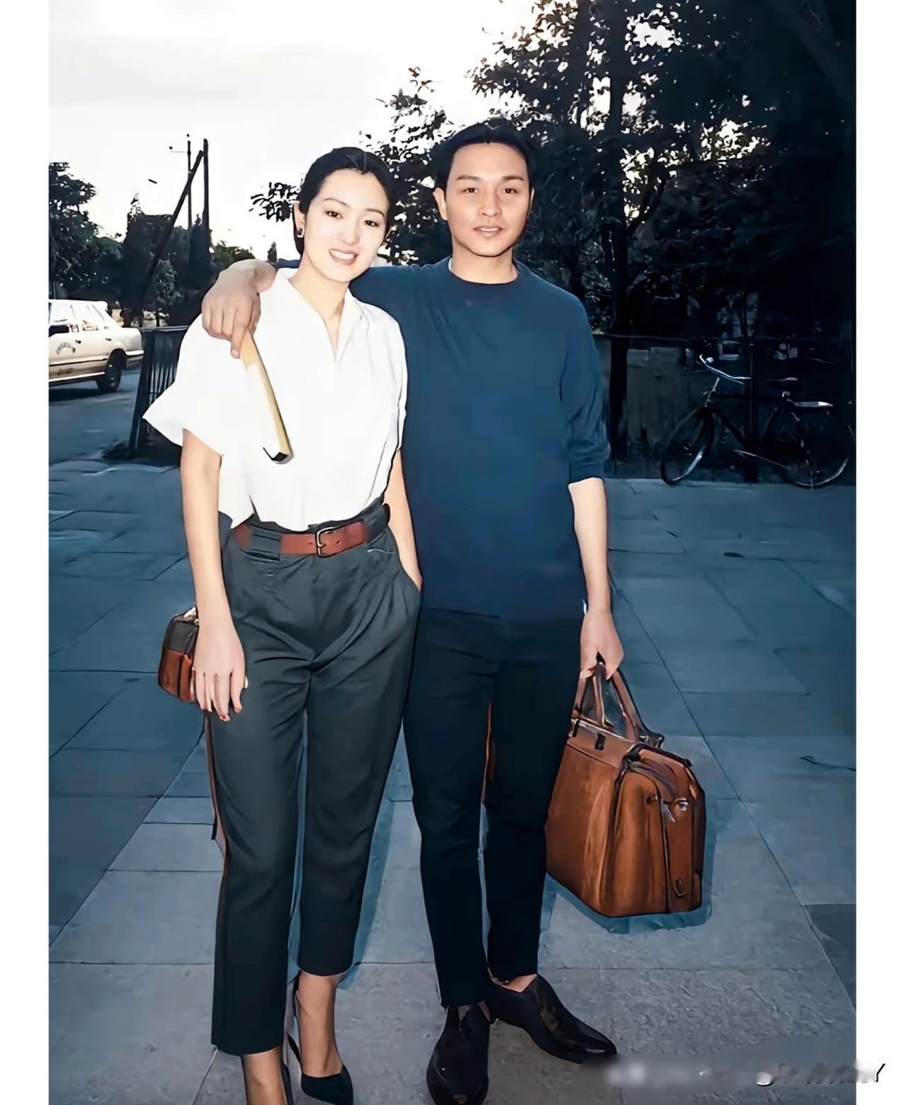 上世纪九十年代，年轻时的巩俐和张国荣，一个美到发光，一个帅到让人挪不开眼，真是惊