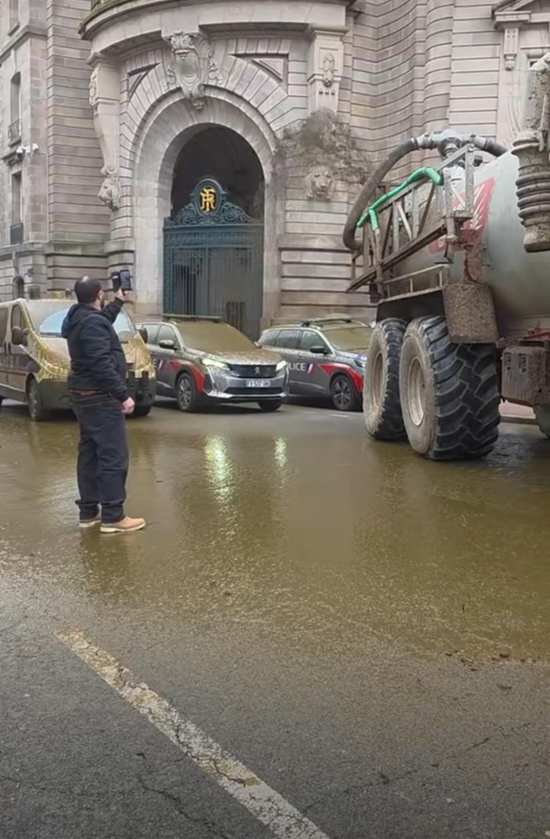到了年底，法国农民又在开始发粪图强了，又在展示他们的传统艺能了。只因政府要宰杀
