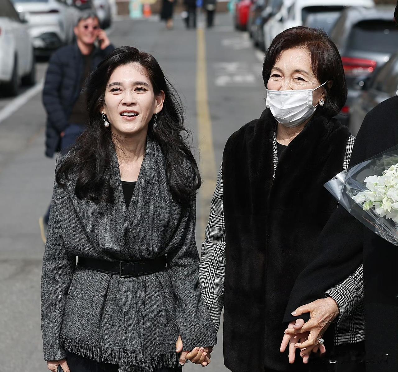 李富真今天和母亲洪罗喜一起送儿子上大学，她儿子以接近满分的成绩考入首尔大学经济系