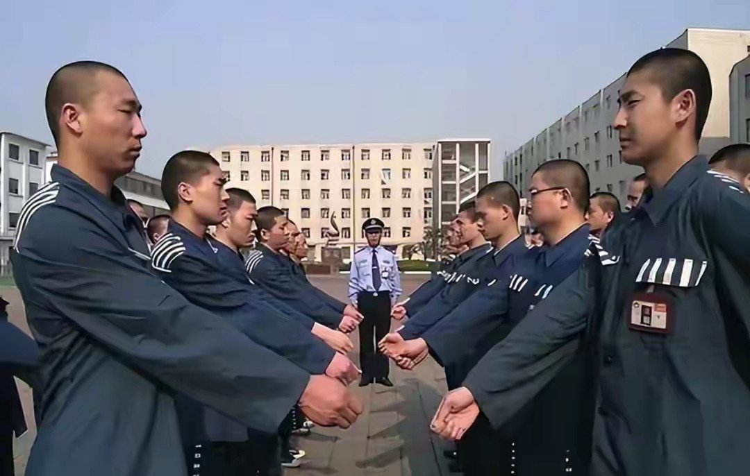 “无期徒刑”的人老了怎么办？如果无法自理，监狱会给养老吗？很多人对无期徒刑存在误区，总觉得一旦被判无