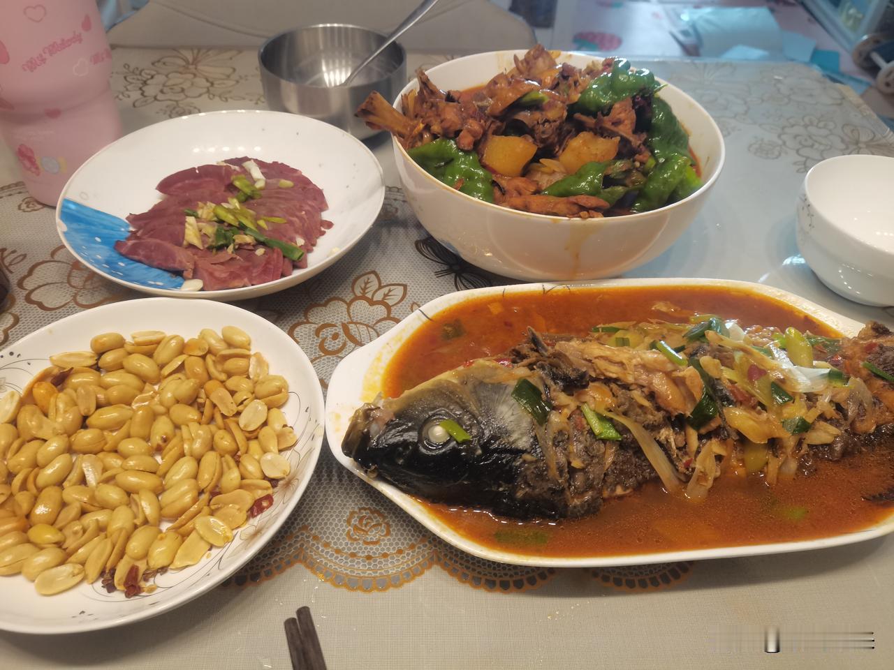 让大家看看我自己做的年夜饭，自己做的，谈不上丰盛，确实最真实的人间烟火！