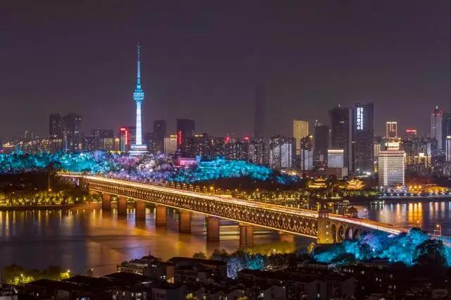 2025武汉年度报告：这10个瞬间，让千万武汉人破防了!2️⃣城市“任督二脉