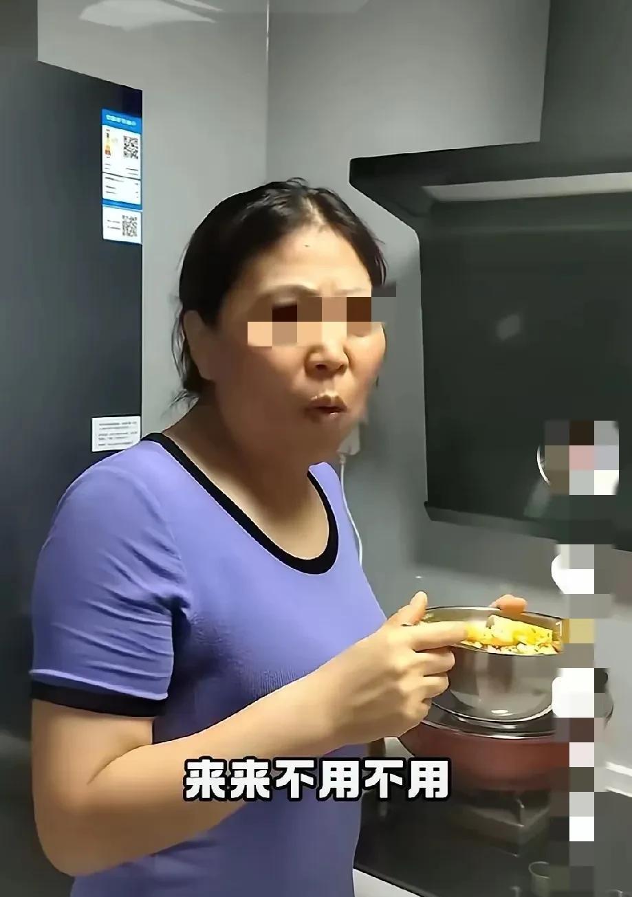 女主人看到保姆一个人在厨房的一角吃饭，就问，阿姨，你在吃什么了？保姆说，我在吃剩