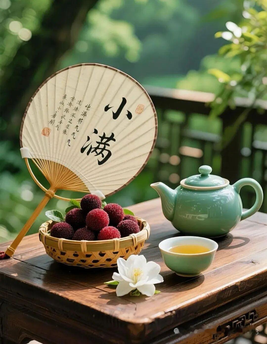 鹧鸪天·小满感怀记得春深雪未残，故园梅树梦魂牵。垄头稚子驱黄犊，池