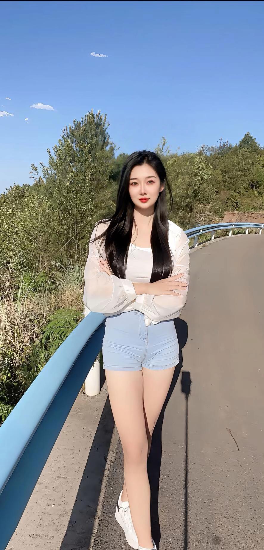 阳光下的清新少女，蓝白相间的穿搭，自然背景下的美好瞬间。