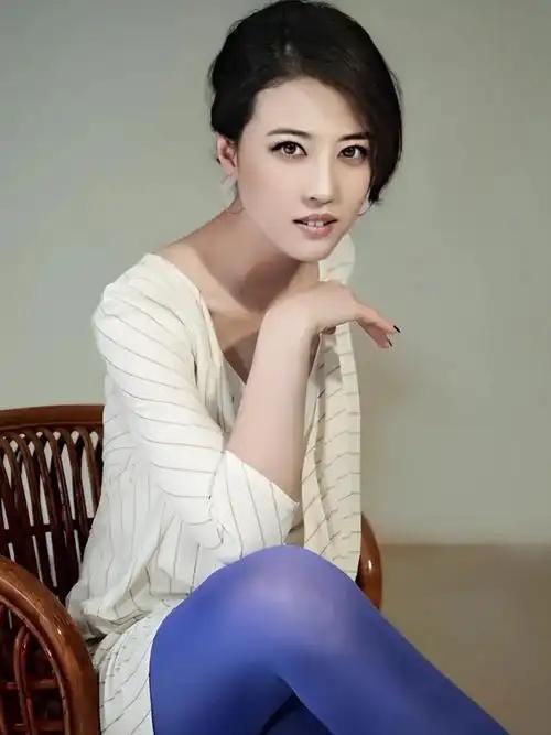 1991年，吕良伟和周海媚去离婚，没想到民政部门人说：你们压根就没结婚，你们在国