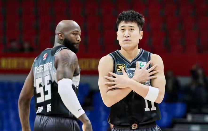 吉林男篮休赛期钟诚继续带队，就需要教练组补充两名优秀的助教，提升教练组整体实力。