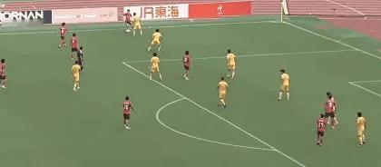 中国男足不应该轻易给韩国队角球，徐彬原本可以轻松将球踢出边线的。正是这个角球，造