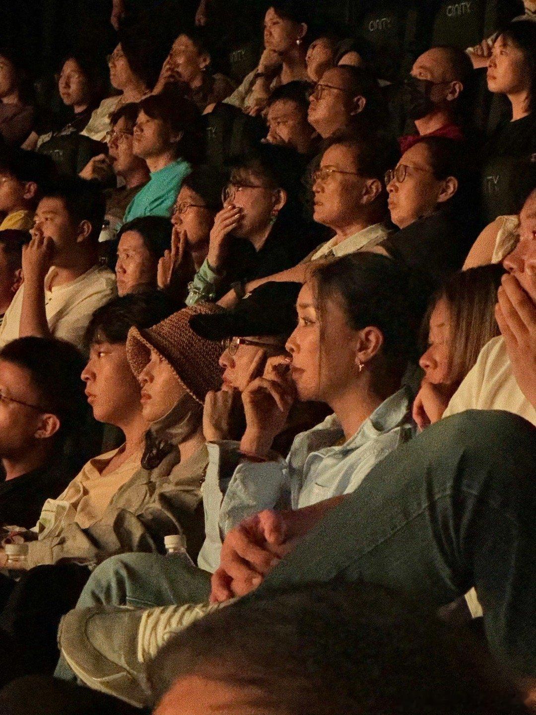 那英宋佳现身东极岛首映礼原来她俩是来当观众的！那英气场飒到没话说，宋佳还是那股