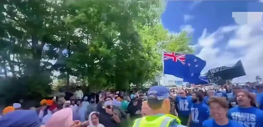 新西兰人彻底暴怒了，他们看着无孔不入的印度咖喱，已经无法忍受。别真以为新西