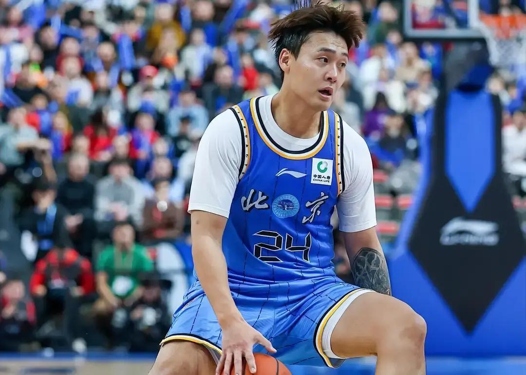 两个顶薪球员，在评论区把行业黑话摆上了台面。周琦调侃赵睿“新疆队待你如何”