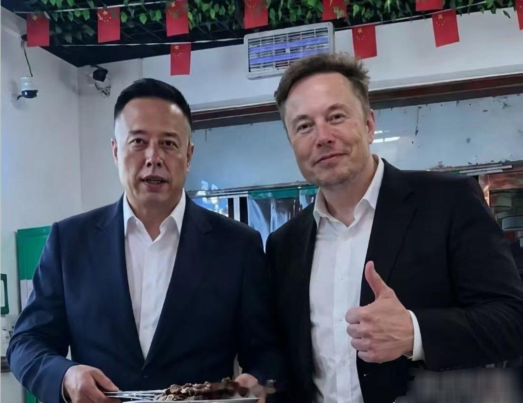 撞脸马斯克火出圈！陕西烧烤店老板长相相似度惊呆网友！