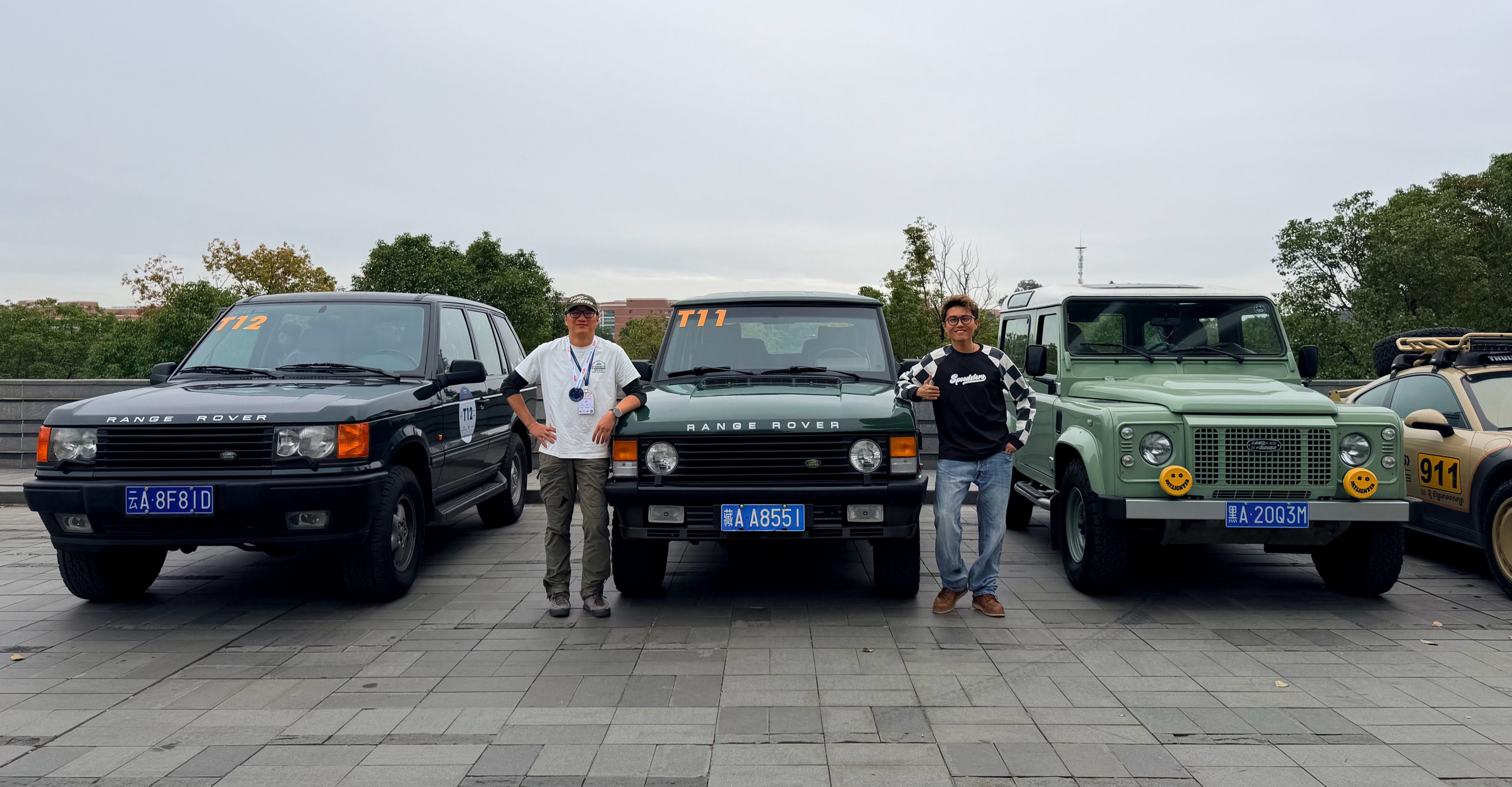 中国第一台揽胜+地球最漂亮老卫士的合影广州