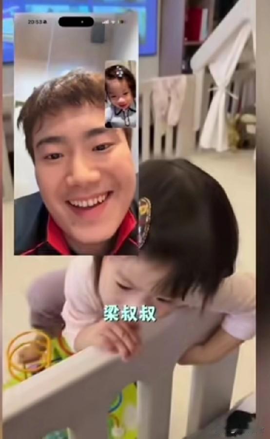 周雨打完全运会回家，发现天塌了！为啥？女儿不认他了，叫梁靖崑爸爸，喜欢看梁