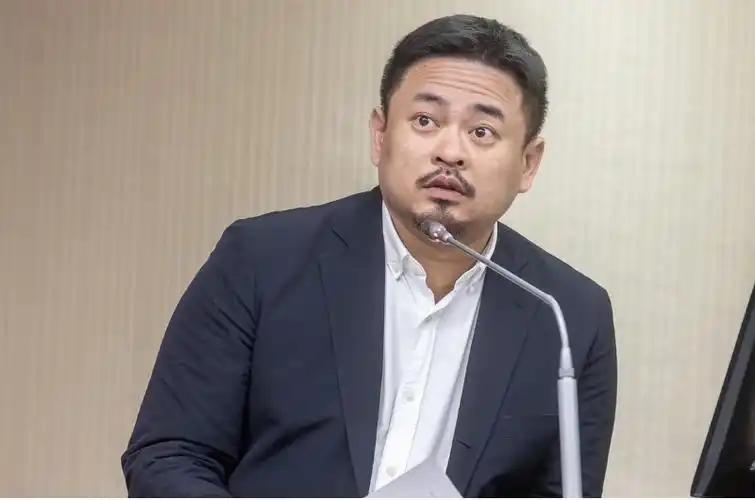 台部长级官员第一次到访大陆，可“三没”—没专机、没专访、没专门通道—体现了大陆的