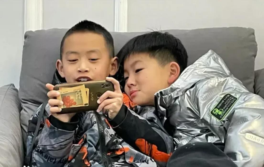 河北邢台1女子跟着丈夫跑大车为生，生活并不富裕，谁成想，邻居夫妻相继离世，留下一