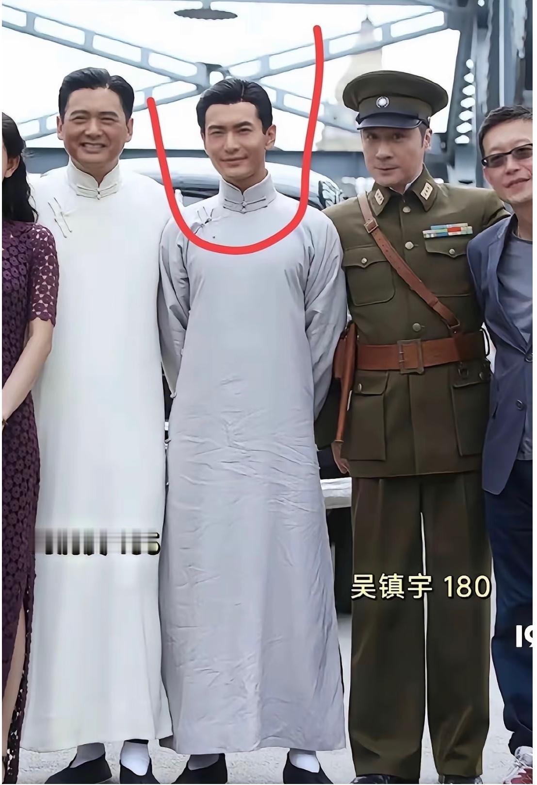 看了又看没看出来端倪呀，黄晓明的鞋子是特制的有内增高吗？比发哥也矮不了多少呀