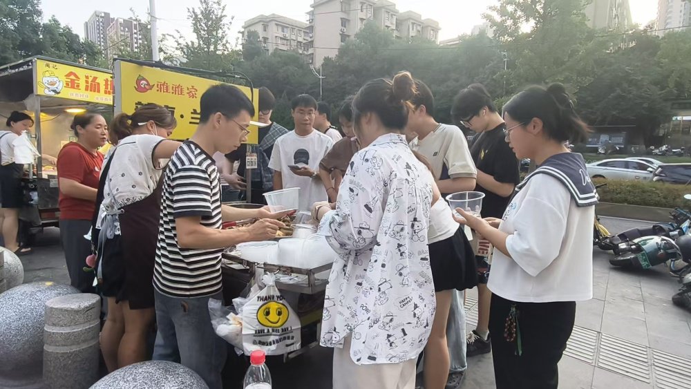 女孩大口吃剩食意外带火爸妈的小摊, 网友: 这下女儿汤都没得喝