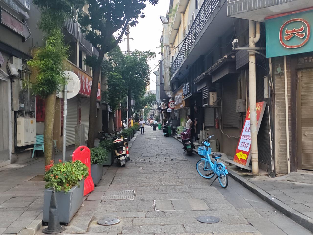现在不少中小学校长主动申请卸掉校长职务，退回普通教师岗位，这种现象乡镇尤为突出。