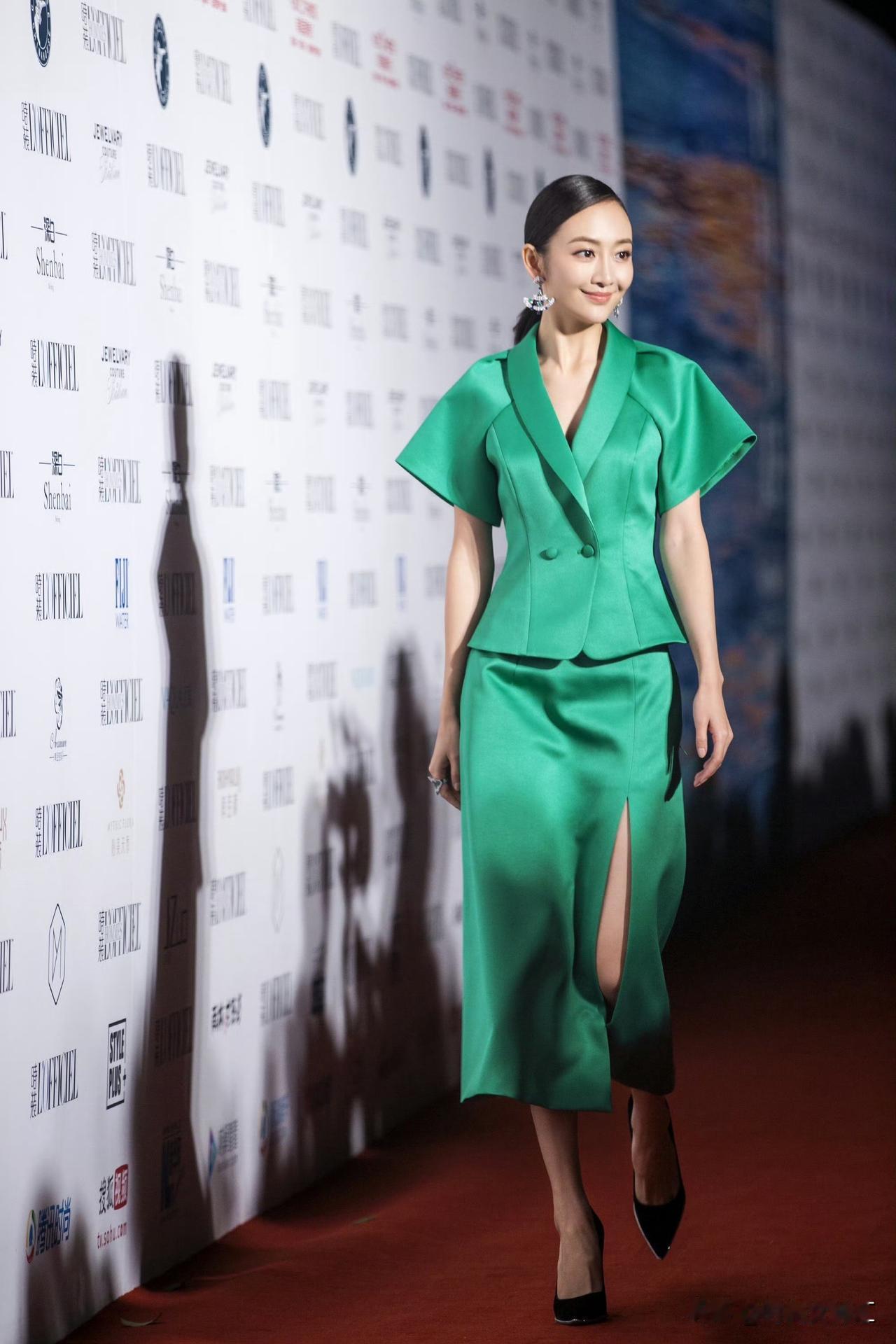 如何穿搭才能成为气质女王?红毯上从容迈步，每一步都尽显优雅气场。