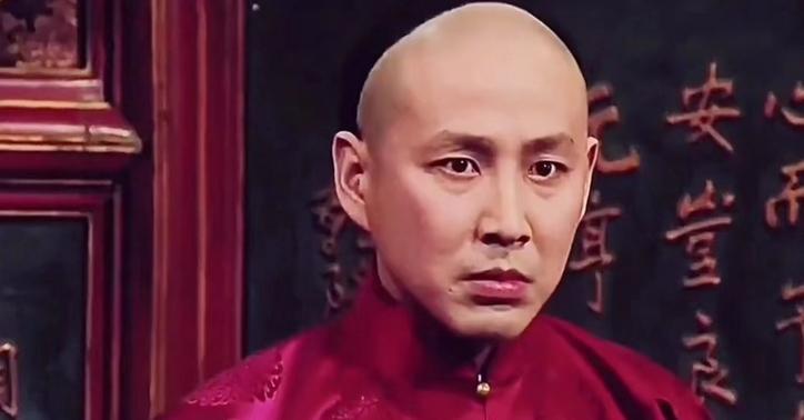 1881年，光绪在后宫闲逛忽见一宫女姿容秀丽，拉到没人处就临幸。不料，忙活半天竟