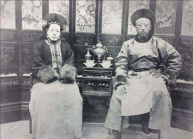 同治帝驾崩不久，慈禧便将自己妹妹婉贞请入宫中看戏，婉贞入宫不仅给慈禧脸色看又将眼