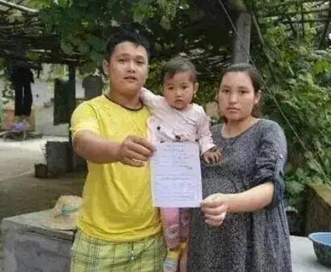 2017年，爸爸提前为身患重病的2岁女儿挖好坟墓，年轻的父亲知道女儿时日不多，每