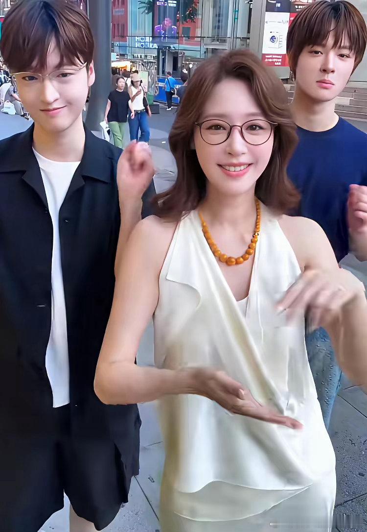 马景涛和吴佳尼的两个儿子，大的随爸，开朗爱笑，小的随妈，有点酷，吴佳尼离婚后一个