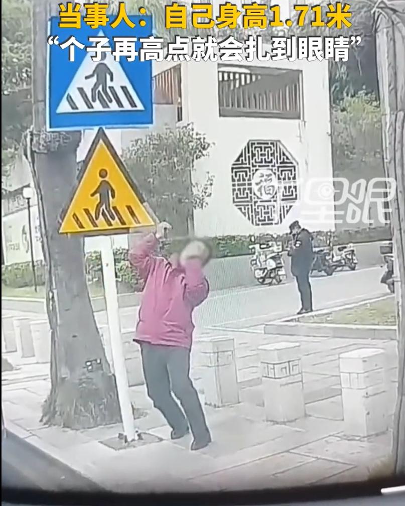 深圳某地的一块路牌，因为安装过于低矮，险些刮伤过往行人的眼睛。前不久，广东深圳