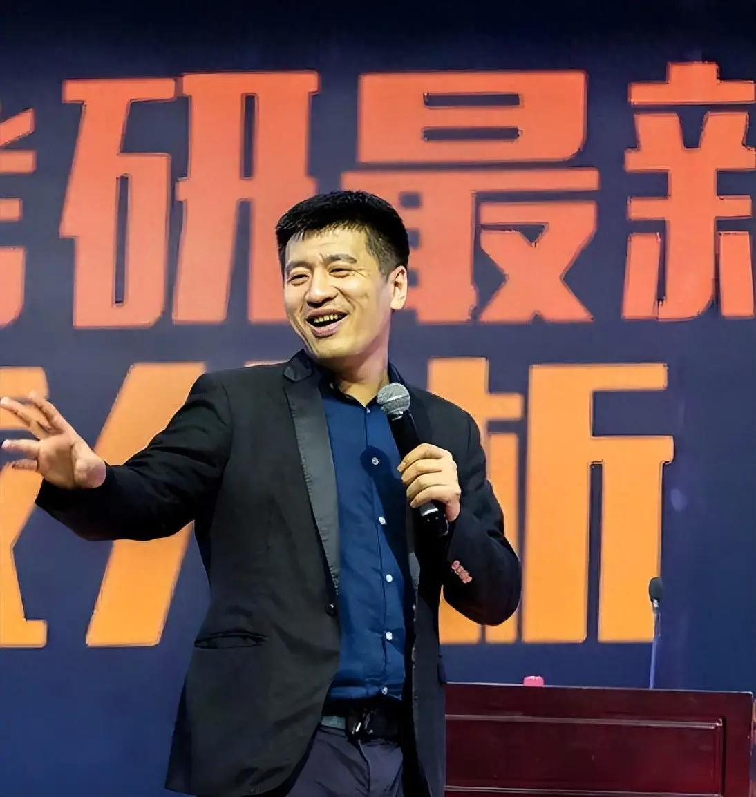 张雪峰身上的3个“反差”：原来很少人知道！1、学历和职业大反差张雪峰大学学