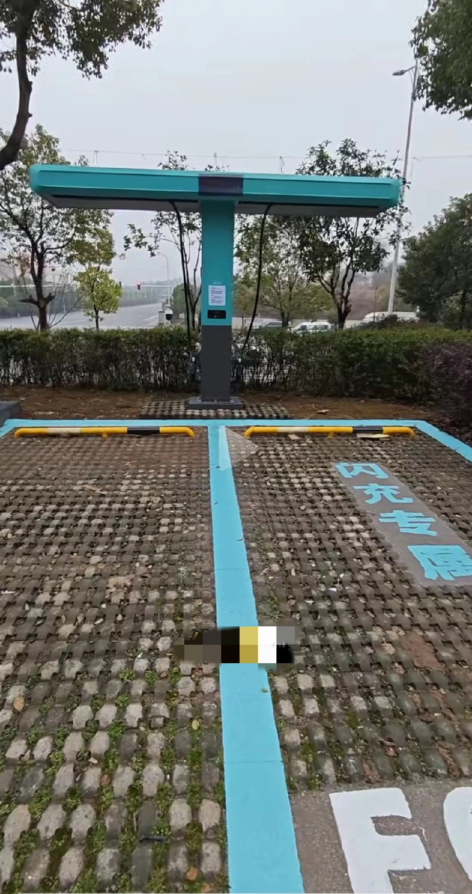 担心闪充位被占着不充电？比亚迪早把这事想明白了——一桩双枪，各干各的，谁也别碍着