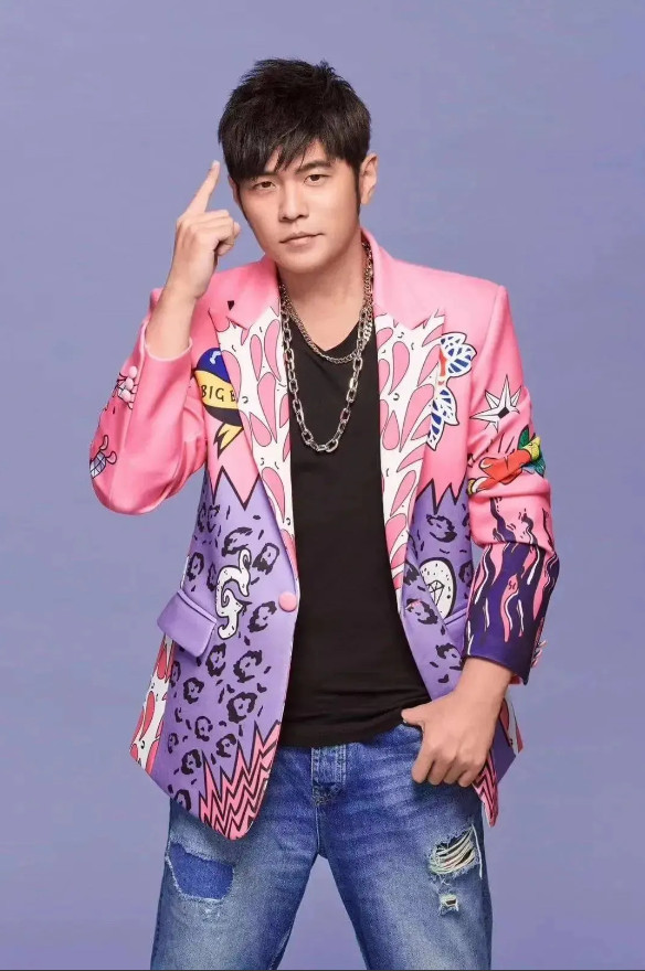 当年李连杰拍完《霍元甲》，正愁找不到合适的主题曲，有人给他推荐了红遍大江南北的周