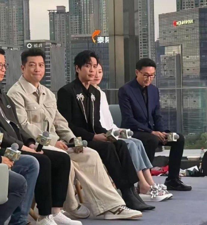 张若昀这鞋好靓眼，是不是把他老婆的鞋穿来了
