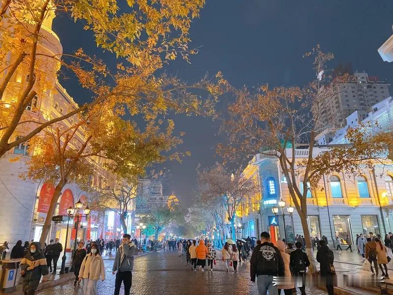 哈尔滨中央大街再现“最美人墙”哈尔滨中央大街的“最美人墙”又出圈了！10月2日