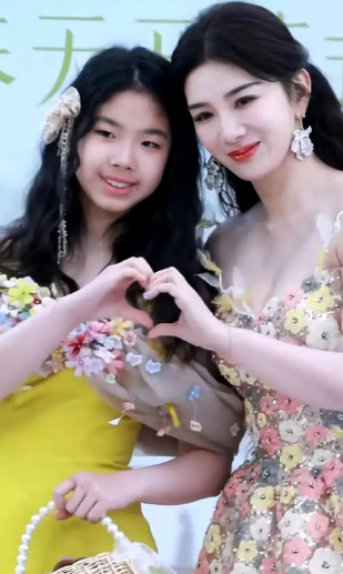 明星家的丑孩子，扎堆进娱乐圈了[捂脸哭]黄奕女儿黄芊玲，今年12岁，在英国女子