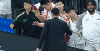 杨鸣连续抱怨裁判判罚，不断对裁判无脑输出，最终吃到两次技术犯规被直接罚出场，特别