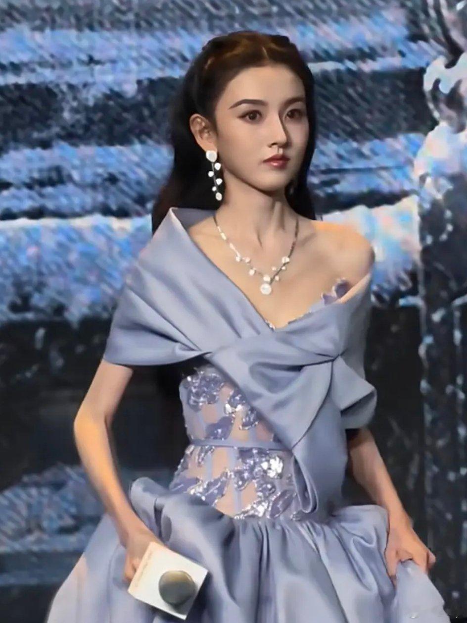 宋祖儿哪怕袖子挡住了手臂仍然可怕，瘦成骷髅人真的好看吗？
