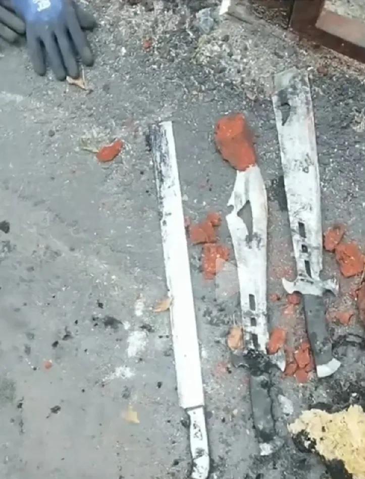 哈尔滨工人抽化粪池，竟抽出三把大砍刀！6月28日，黑龙江哈尔滨市某小区内