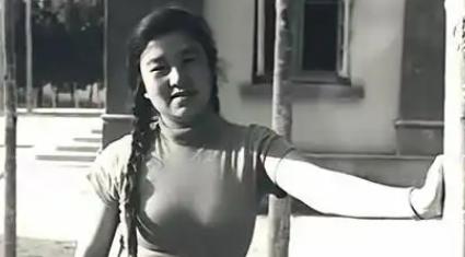 1955年，北京作协大院，一个45岁的男人死死盯着楼下做操的女子，她22岁，身材
